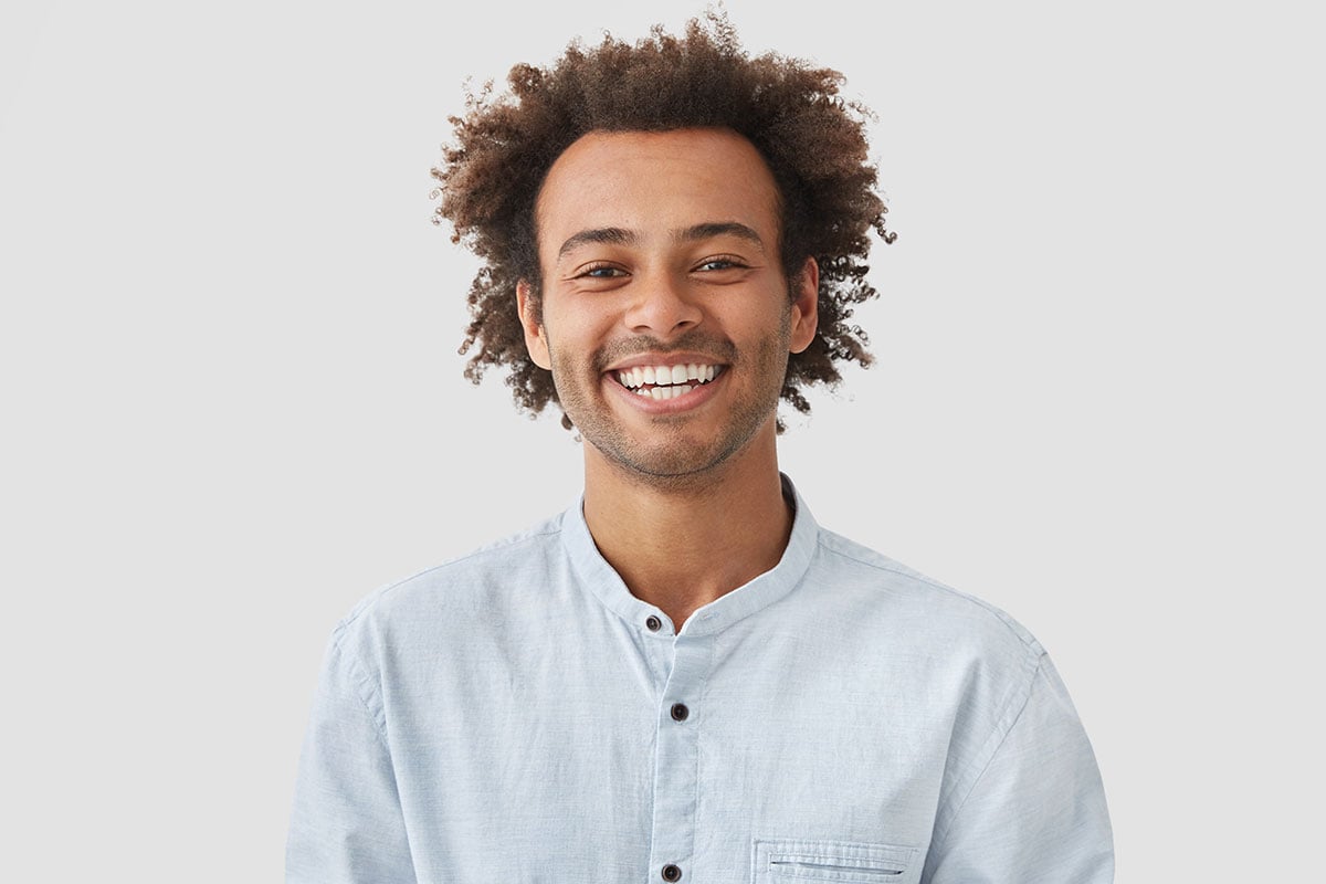 La greffe de cheveux et les cheveux bouclés