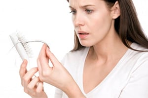 لماذا يتساقط شعري نتيجة مرض الروماتيزم؟