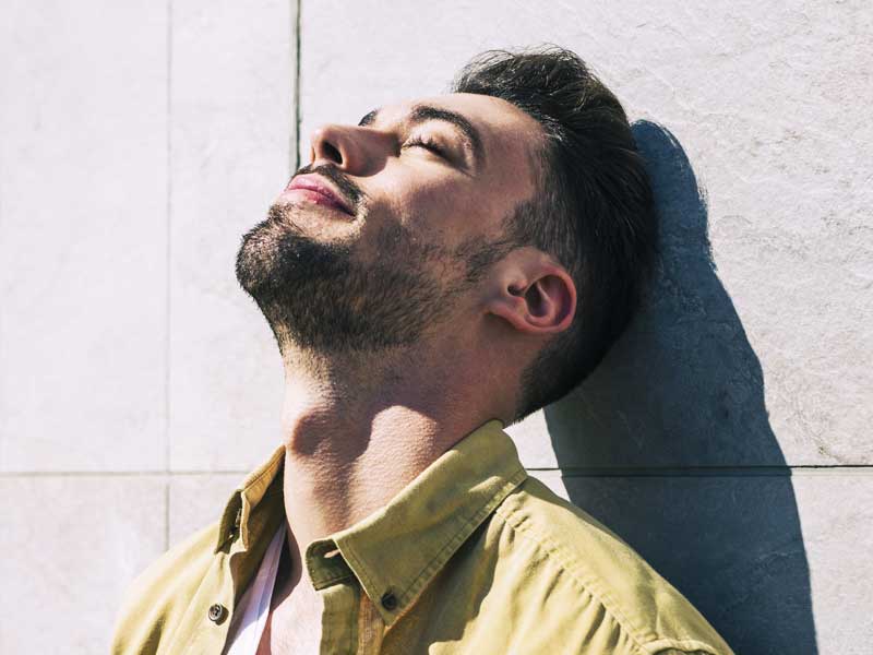 متى يمكنك التعرض لأشعة الشمس بعد إجراء عملية زراعة الشعر؟